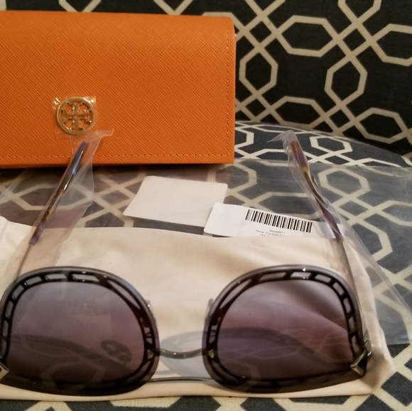 BRAND NEW Tory Burch Polarized Sunglasses - Picture 4 of 7